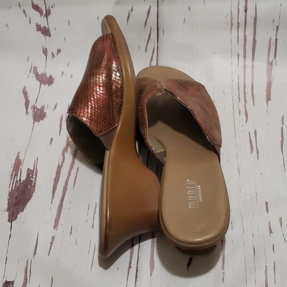 Munro 12 red/orange snake print mules open toe wedges sandals